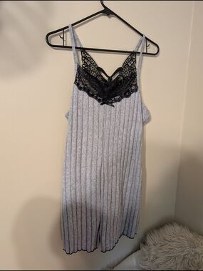 Women's Gray Ribbed Lace-Trim Sleep Romper - Black Lace